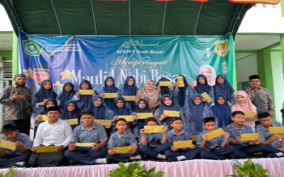 MTsN 8 Aceh Besar Peringati Maulid Nabi Muhammad SAW 1448 H, Tebarkan Kepedulian melalui Santunan Anak Yatim